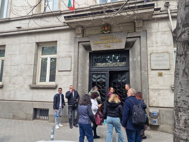 Природозащитници протестираха за запазване на резерват "Червената стена" пред ВАС