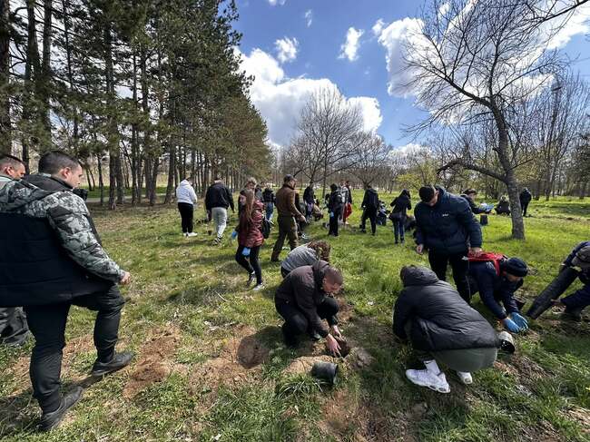 Ученици от Казанлък се включиха в залесяване по повод 120 години борба с ерозията