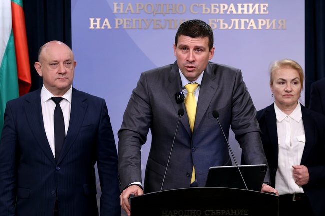 Ивелин Михайлов: Правителството ще оцелее благодарение на подкрепата на Пеевски