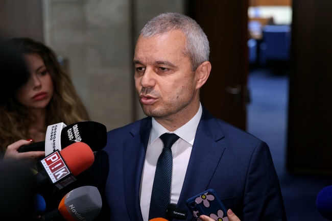 Костадин Костадинов иска закриване на Конституционния съд