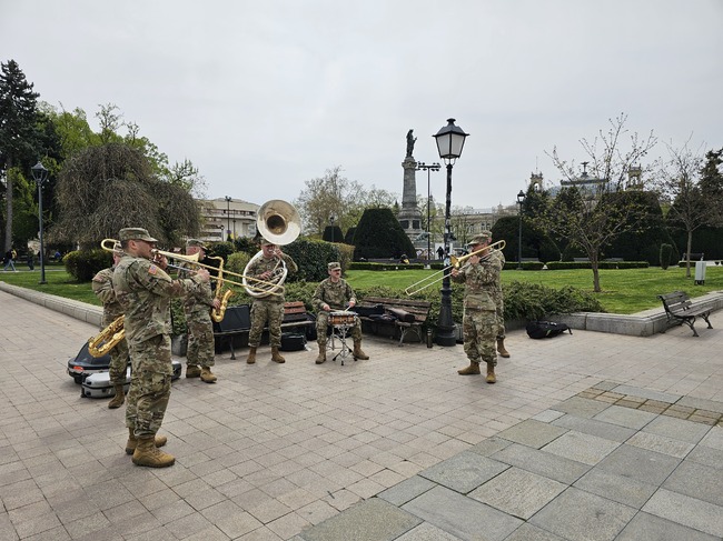 Военен джаз-ансамбъл Rhine River Ramblers изненада русенци с концерт
