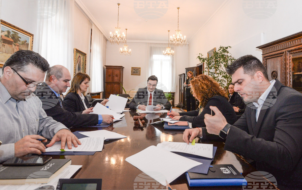 Министър Крум Зарков подписа споразумение с всички синдикати от системата на затворите и арестите