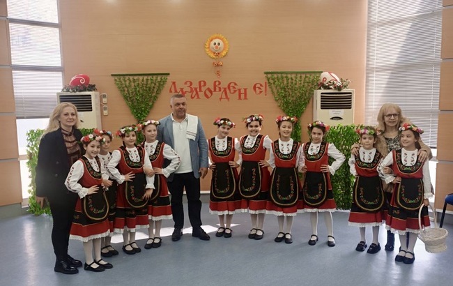 Лазарки озвучиха кметството в Свети Влас с песни и наричания