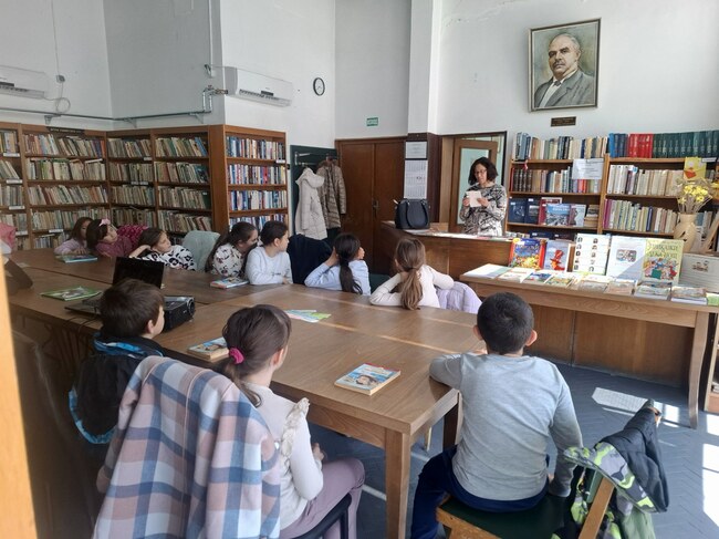 Второкласници от Устово четат приказки за Международния ден на детската книга