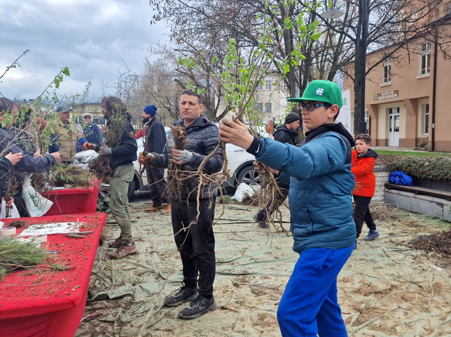 Гората.бг раздаде 15 000 фиданки в Самоков