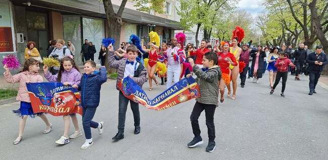 Шуменци се включиха в латино карнавало шествие с Раул Торес