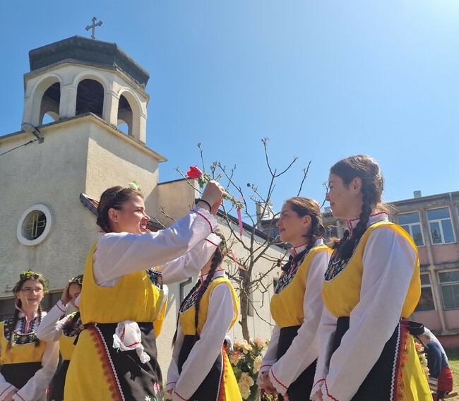Цветница в Войводово: Единство между християни, мюсюлмани и роми