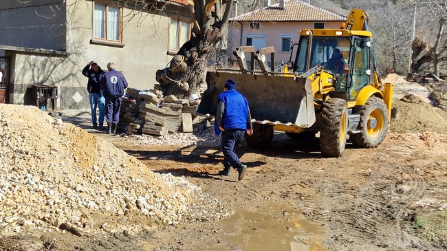 Реконструкция на водопроводната мрежа в Брестовица напредва
