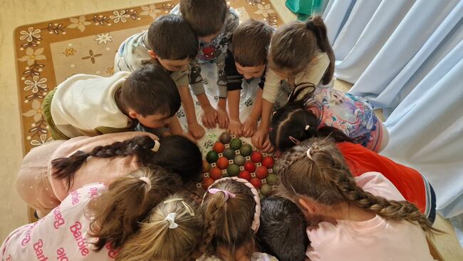 Децата от ДГ „Слънце“ в Чирпан боядисаха великденски яйца за възрастни