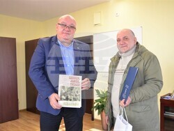 Снимка: Община Видин - Кметът д-р Ценков се срещна с видински автори.
