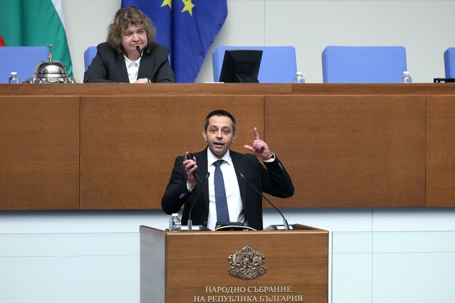 Кирил Веселински предизвика фурор в парламента с записи и коментари