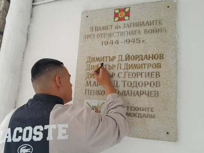 Ученици от ПГСС „Никола Пушкаров“ обновиха войнишки паметник в Попово