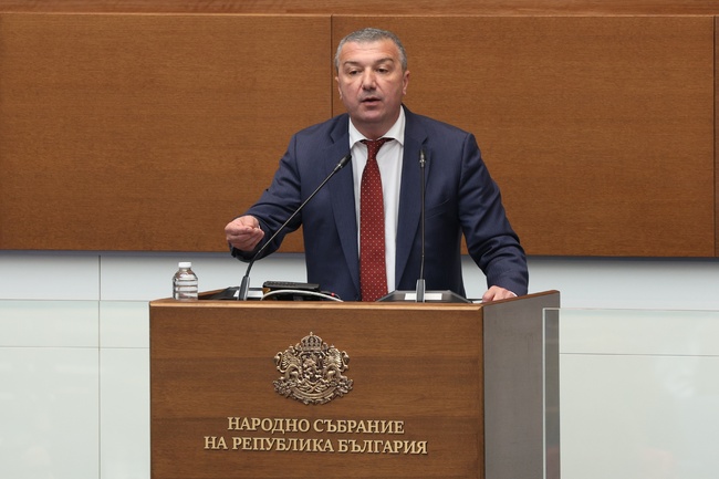 Драгомир Стойнев: Правителството 'Желязков' ще продължи да работи без предсрочни избори