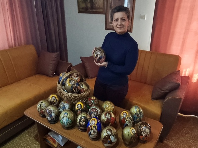 Ваня Петкова от Кърджали рисува икони върху щраусови яйца