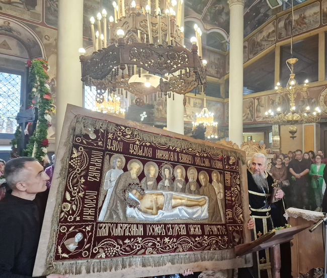 Миряните минаха за благослов под плащаницата в храмовете на Разпети петък в Хасково
