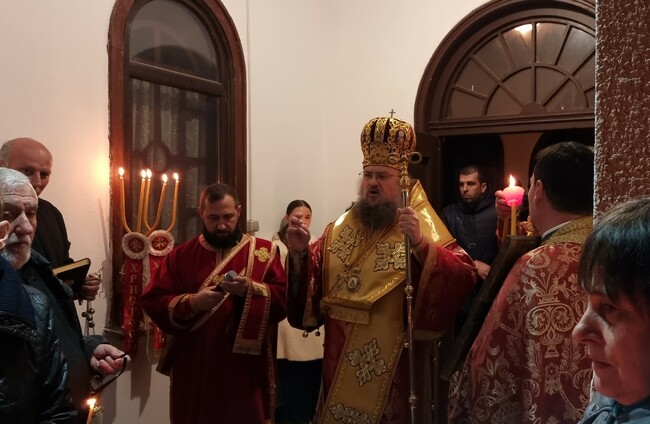 Враца посрещна Христовото Възкресение с благодатен огън