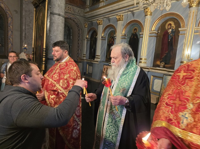 Стотици плевенчани и гости на града посрещнаха Възкресение Христово пред храм „Света Параскева“