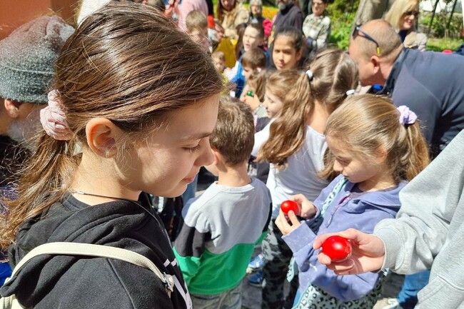 Турнир по борба с великденски яйца във Варна обедини деца и родители