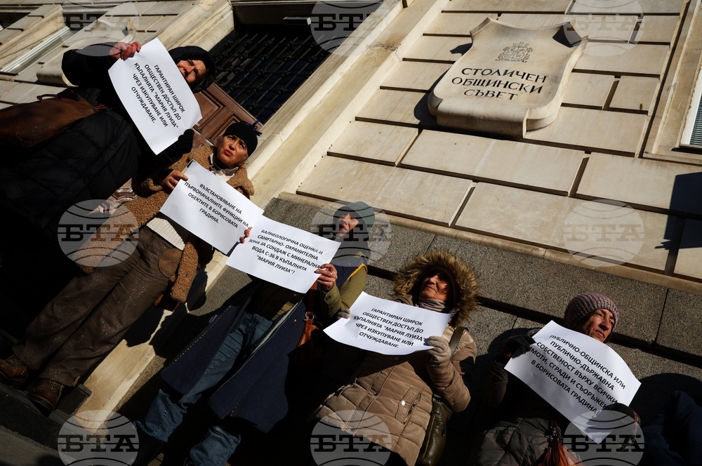 Граждани се събраха на протест пред Столична община заради сеч на дървета в Борисовата градина