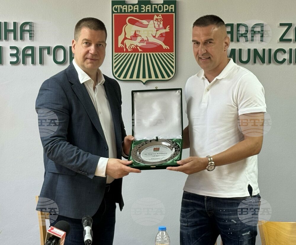 Кметът Живко Тодоров удостои футболната легенда Мартин Камбуров с почетен знак на Община Стара Загора