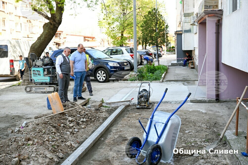 Продължават ремонтите на тротоарите в Сливен