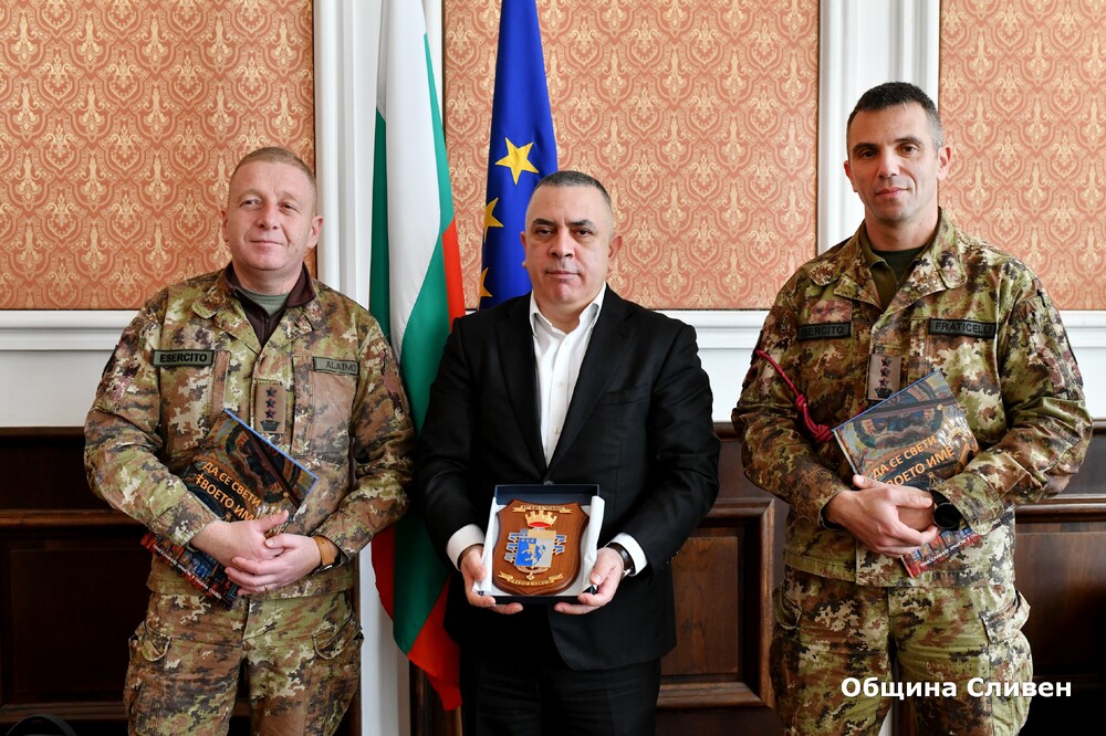 Община Сливен: Кметът Стефан Радев се срещна с ръководството на многонационалната военна група на полигон „Ново село“