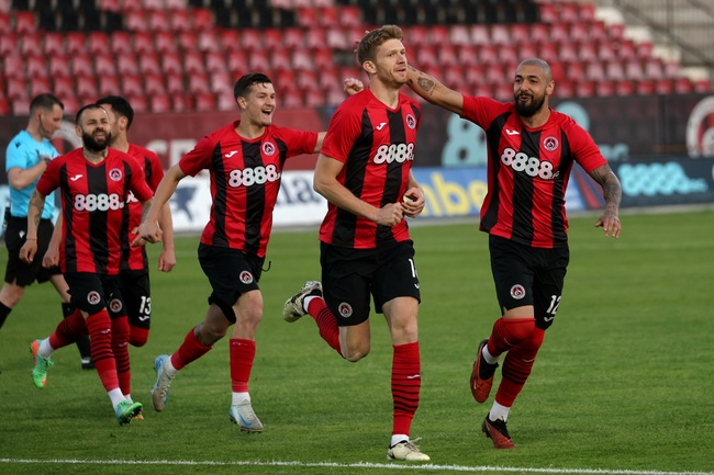 Локомотив (София) победи Крумовград с 3:0 в efbet Лига