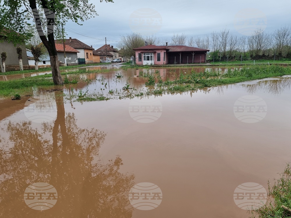 Социални работници консултират пострадалите при валежите в областите Враца и Монтана за възможностите за подкрепа, съобщиха от МТСП