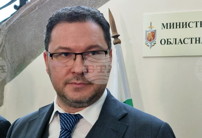 Според министър Даниел Митов причината системата BG-ALERT да не се задейства при дъждовете в Монтанско е липсата на обучени хора