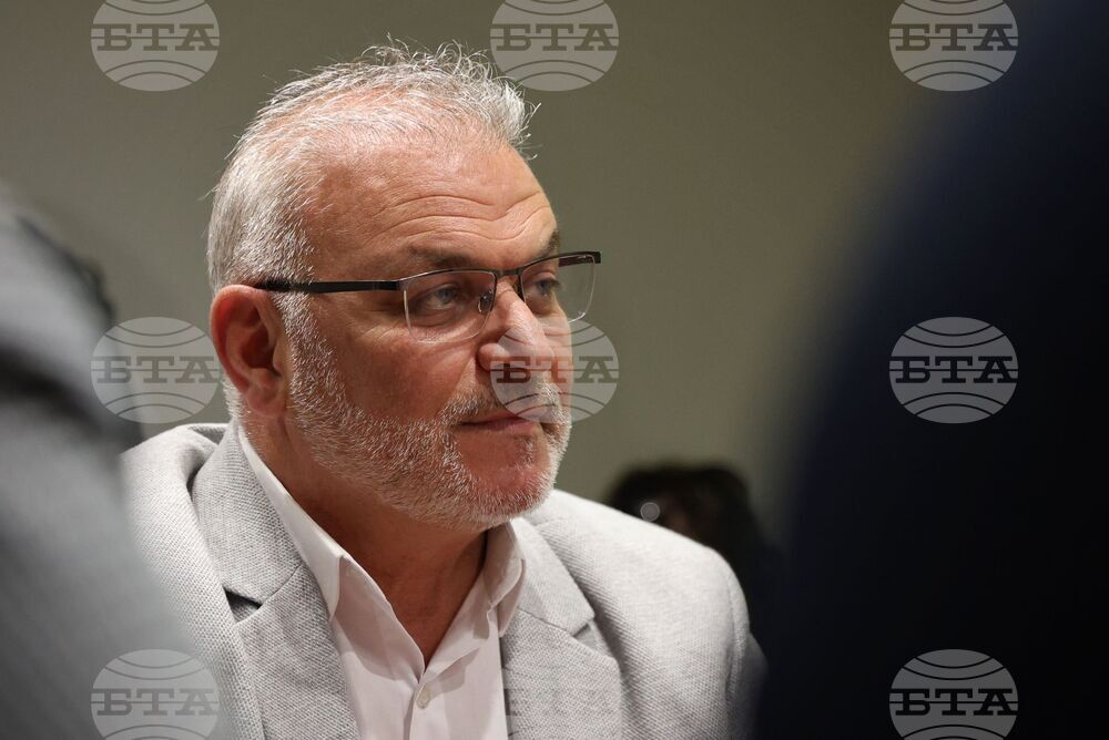 Омбудсманът на община Бургас поиска проверка на законността на поставена върху жилищна сграда станция на мобилен оператор