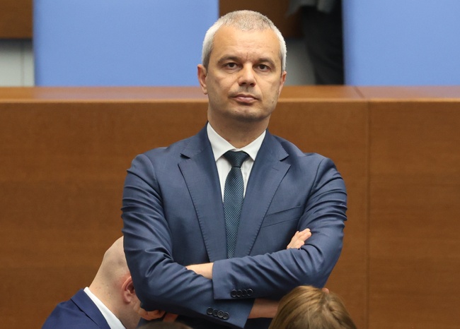 Костадин Костадинов обвинява управляващите в блокиране на референдума за еврозоната