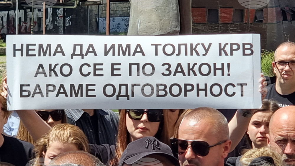 Семействата на жертвите от пожара в Кочани в Република Северна Македония потърсиха отговори от политици и министри с пореден протест в Скопие