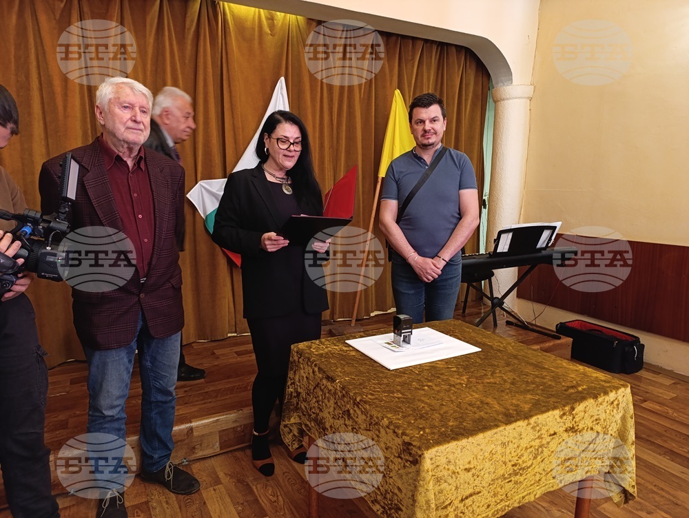 Община Шумен: Кметът проф. Христо Христов поздрави шуменските деца, чиито рисунки са отпечатани върху пощенски марки
