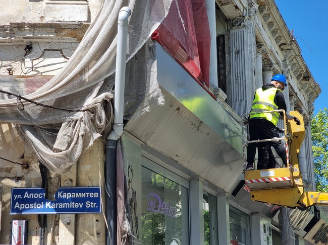 Започнаха дейности по разчистване на фасадата на сградата на ул. 'Апостол Карамитев' в Бургас