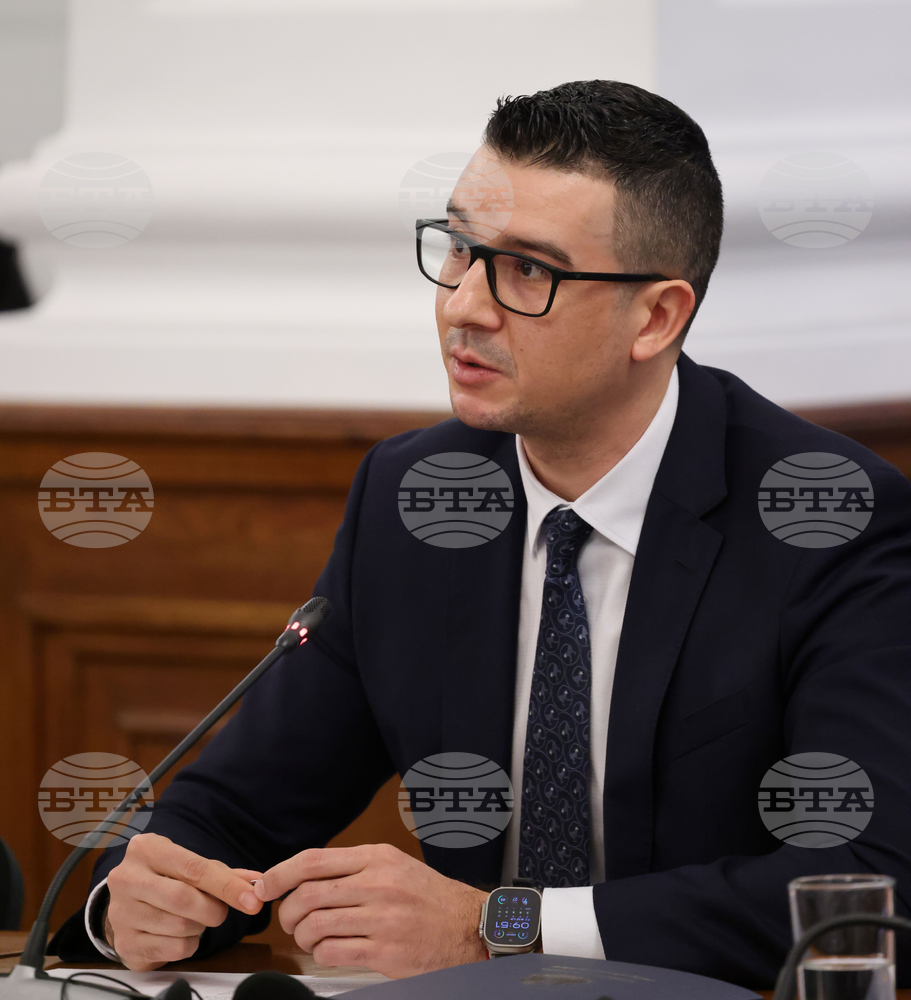 Министър Дилов: Усилията ни са насочени да се запазят работните места и да се съхранят производствените мощности на завода за хартия в Стамболийски