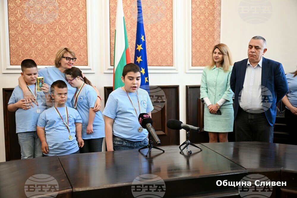 Община Сливен: Емоционална среща в Община Сливен с деца със специални потребности и успехи в плуването