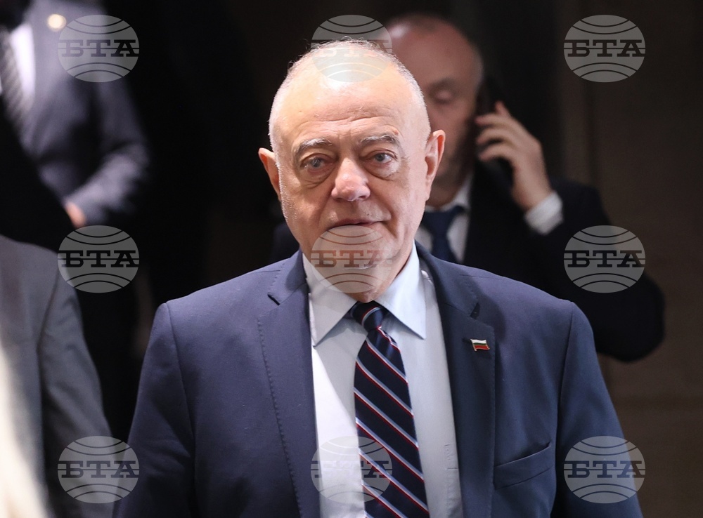 На президента Румен Радев му остава твърде малко време да бъде в политиката, смята Атанас Атанасов