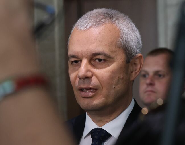 Костадин Костадинов подчерта ролята на армията на Гергьовден