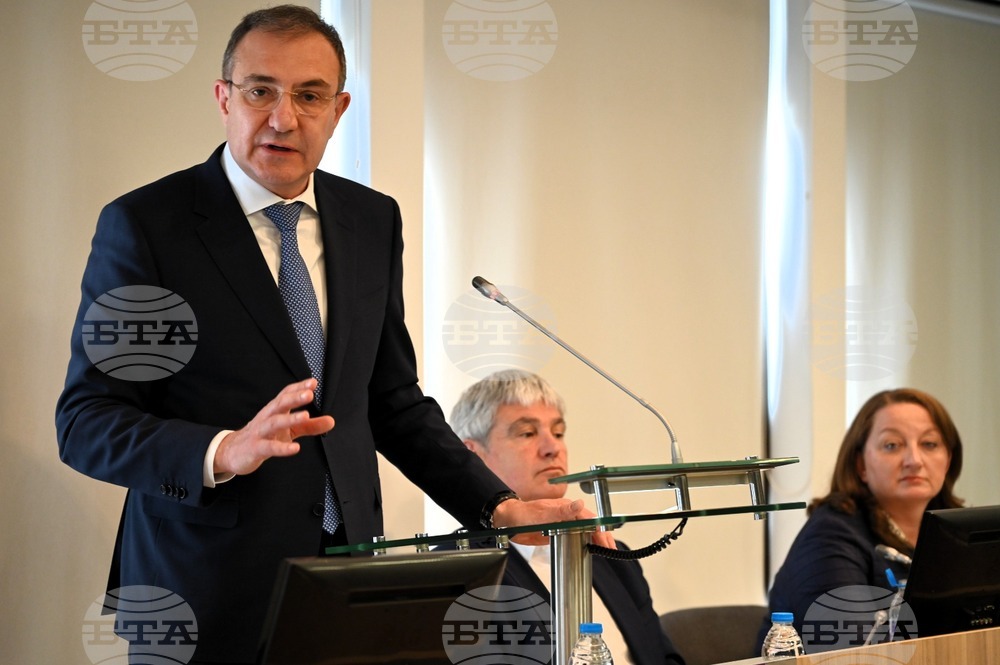 Да се говори за надграждане, а не за реформа на пенсионната система, каза министърът на труда и социалната политика Борислав Гуцанов