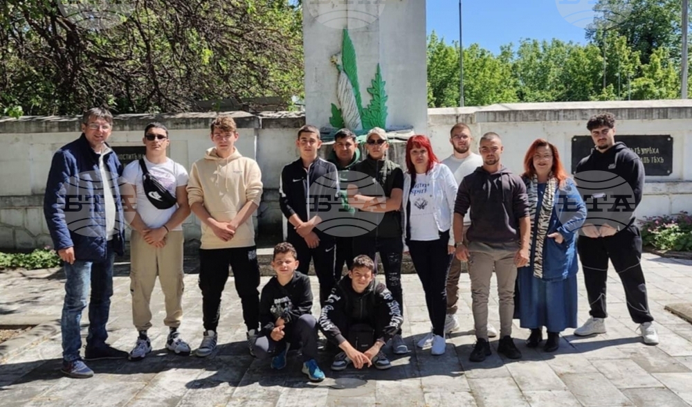 Ученици от Силистра почистиха мемориала-военно гробище на загиналите през Първата световна война в града