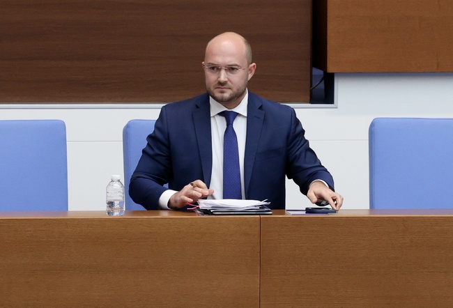 Парламентът прие промени в Закона за защита на подаващите сигнали