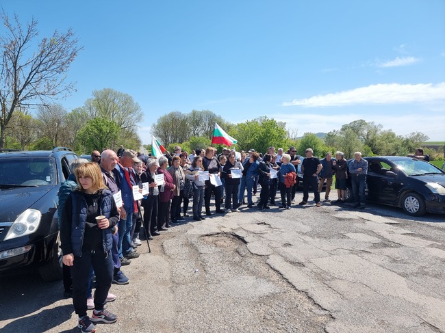Жители на села протестират за ремонт на пътя Ямбол - Средец
