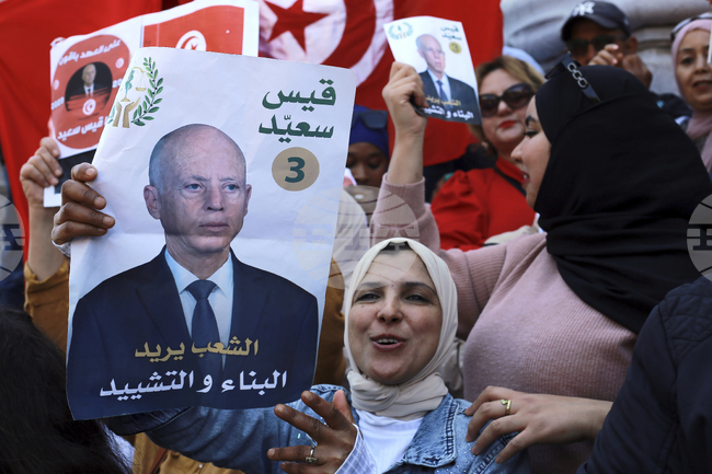 Привърженици на тунизийския президент протестираха срещу влиятелен профсъюз на фона на изострено напрежение