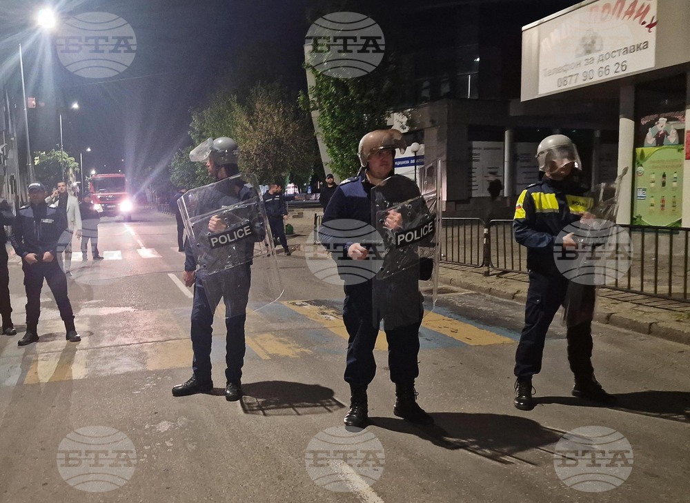 Полицията разпръсна протестиращите пред сградата на Районното управление в Хасково
