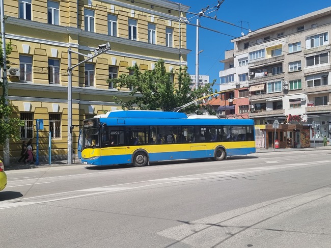 Шофьор на тролейбус в Плевен е нападнат на спирка на 30 април