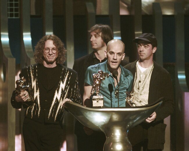 R.E.M. издава нов „Radio Free Europe“ в подкрепа на Радио Свободна Европа
