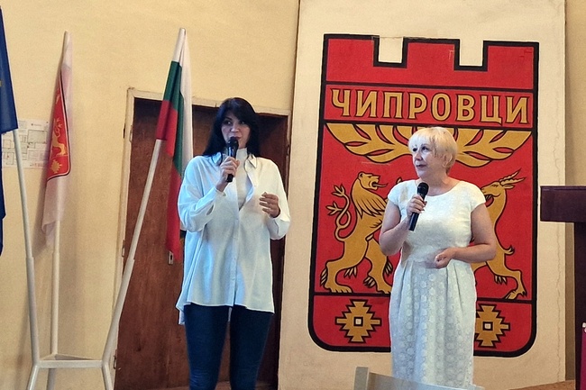 Бояна Илиева и Радина Росенова представиха магията на българската шевица