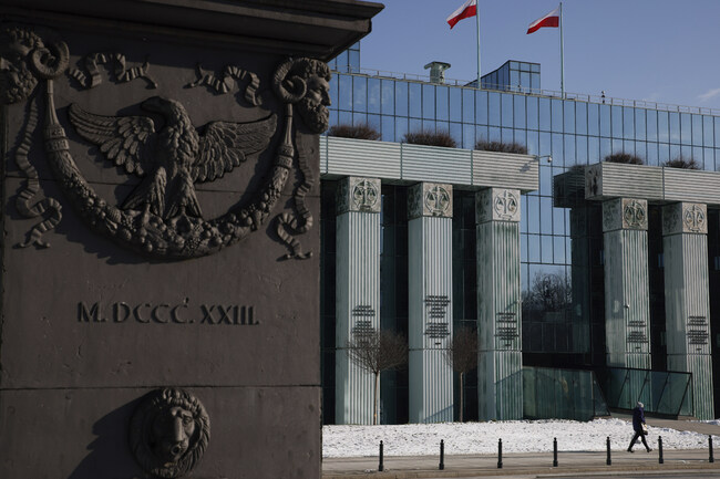 Британски и американски издания коментират нарастващото напрежение между Варшава и Брюксел по темата за върховенството на закона