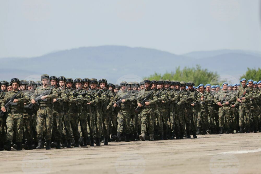 С водосвет на бойните знамена и знамената светини и с военен парад без сухопътна техника ще бъде отбелязан празникът на Българската армия