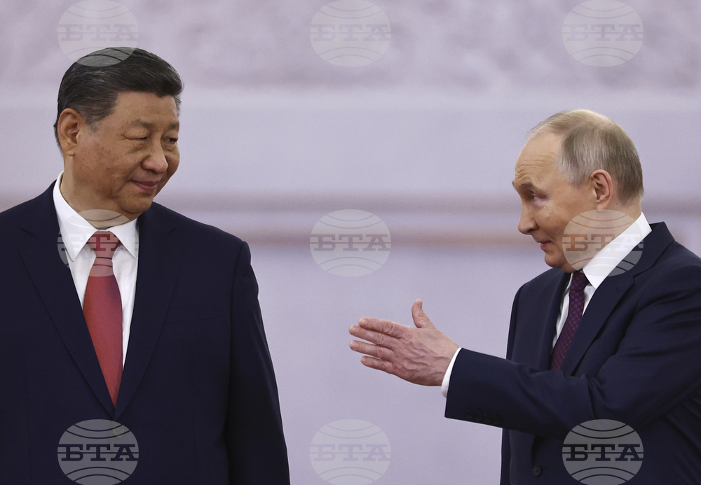 Путин каза, че Русия е рамо до рамо с Китай срещу "неонацизма"